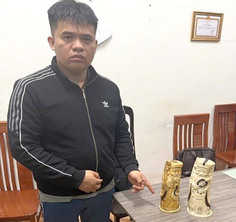 H&agrave; Nội: Bắt giữ t&agrave;i xế giấu tượng ng&agrave; voi tr&ecirc;n &ocirc; t&ocirc;- Ảnh 1.