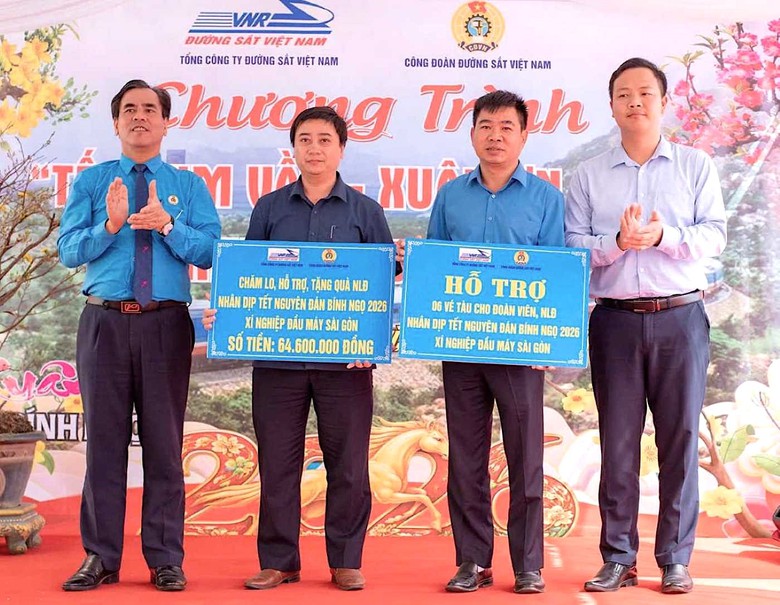 Tết sum vầy tr&ecirc;n những cung đường sắt- Ảnh 1.