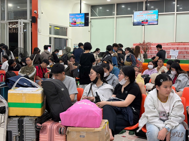 25 Tết, sân bay Tân Sơn Nhất đón hơn 156.000 khách, sân bay, cửa ngõ TP.HCM đông đúc- Ảnh 3. 25 Tết, sân bay Tân Sơn Nhất đón hơn 156.000 khách, sân bay, cửa ngõ TP.HCM đông đúc- Ảnh 3.