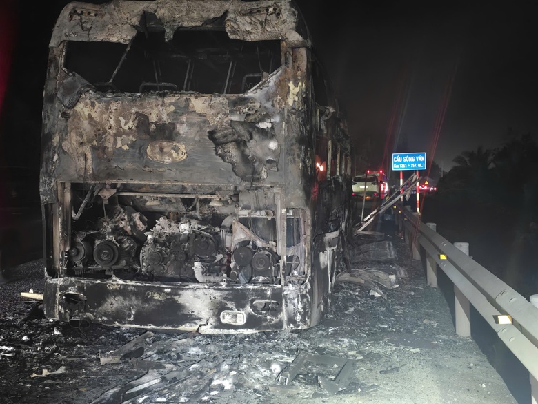 Xe khách bốc cháy trơ khung, tài xế và hành khách kịp thời thoát nạn- Ảnh 1. Xe khách bốc cháy trơ khung, tài xế và hành khách kịp thời thoát nạn- Ảnh 1.