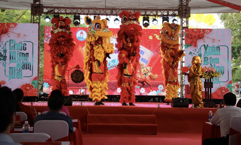 Đường hoa ven s&ocirc;ng Đồng Nai rực rỡ sắc Xu&acirc;n, điểm check-in Tết- Ảnh 2.