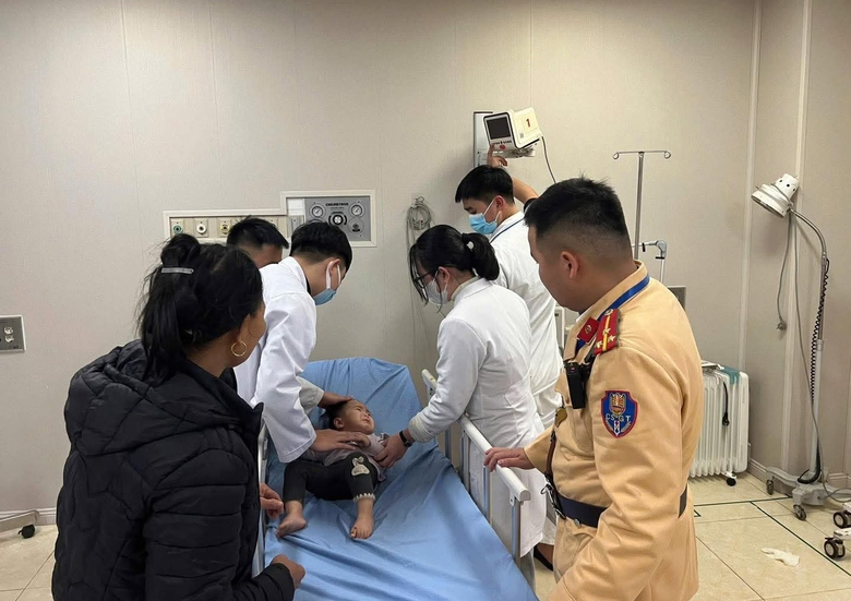 CSGT L&agrave;o Cai d&ugrave;ng xe c&ocirc;ng vụ đưa ch&aacute;u b&eacute; gặp nạn đi cấp cứu kịp thời- Ảnh 1.