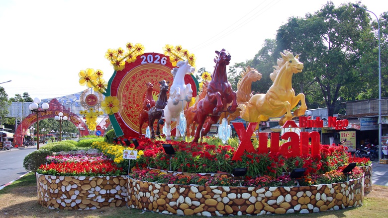 Rộn r&agrave;ng "Xu&acirc;n đổi mới - Tết vươn m&igrave;nh" 2026 ở xứ c&ocirc;ng tử Bạc Li&ecirc;u- Ảnh 2.