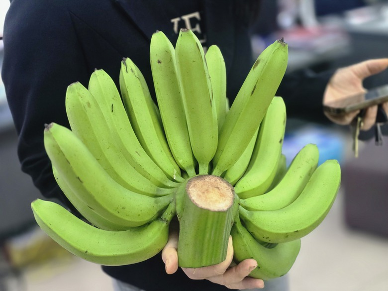 Nửa triệu một nải chuối xanh, hoa quả đua nhau tăng giá- Ảnh 1. Nửa triệu một nải chuối xanh, hoa quả đua nhau tăng giá- Ảnh 1.