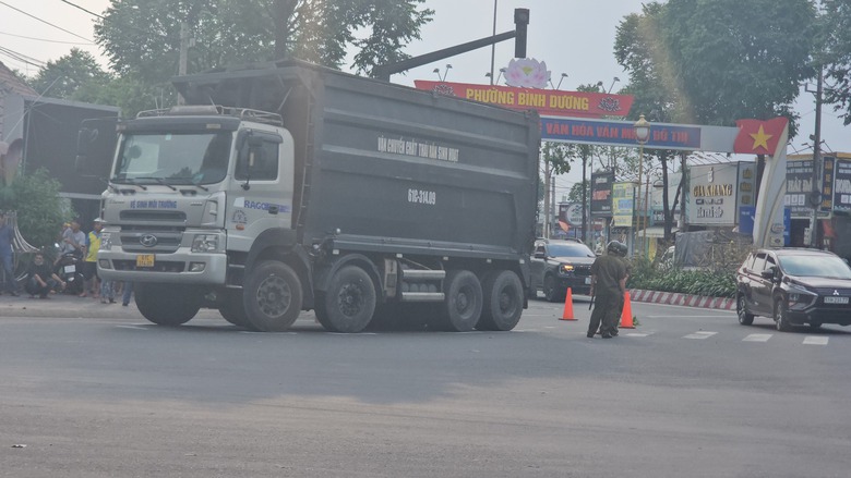 Xe vệ sinh m&ocirc;i trường va chạm xe đạp, cụ b&agrave; tử vong thương t&acirc;m- Ảnh 2.