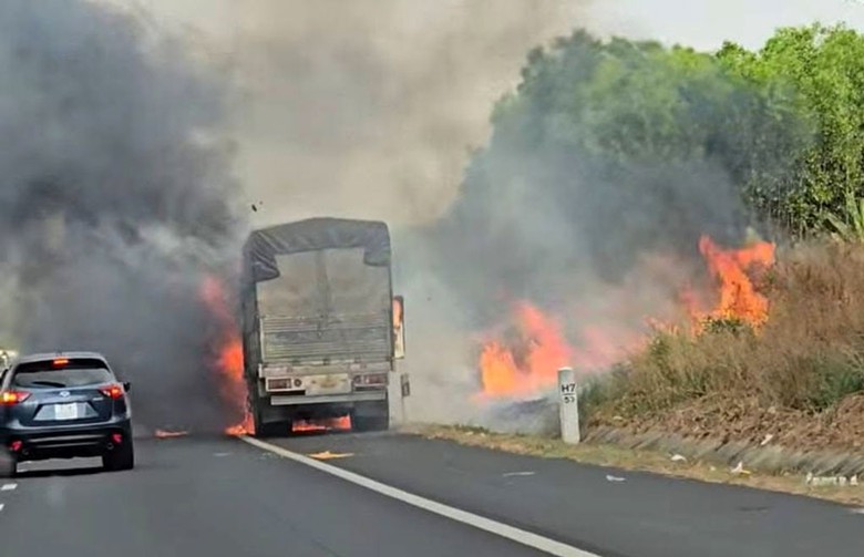 May mắn tài xế kịp tấp xe vào làn khẩn cấp và thoát ra ngoài an toàn. May mắn tài xế kịp tấp xe vào làn khẩn cấp và thoát ra ngoài an toàn.