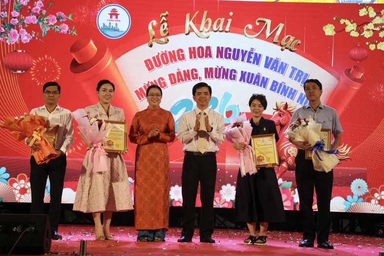 Đường hoa ven s&ocirc;ng Đồng Nai rực rỡ sắc Xu&acirc;n, điểm check-in Tết- Ảnh 4.