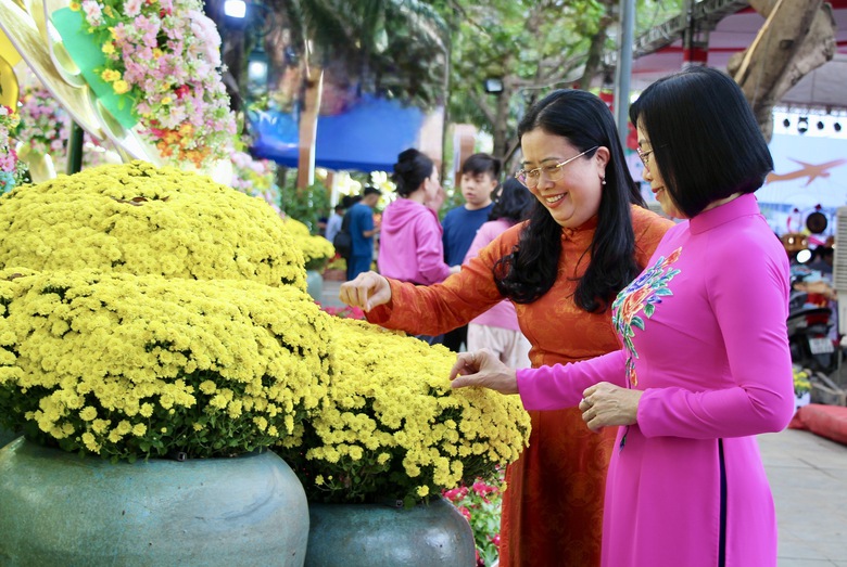 Đường hoa ven s&ocirc;ng Đồng Nai rực rỡ sắc Xu&acirc;n, điểm check-in Tết- Ảnh 5.