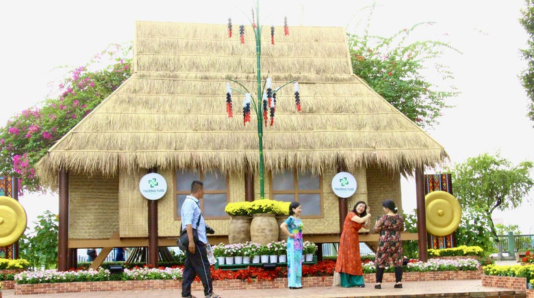 Đường hoa ven s&ocirc;ng Đồng Nai rực rỡ sắc Xu&acirc;n, điểm check-in Tết- Ảnh 10.