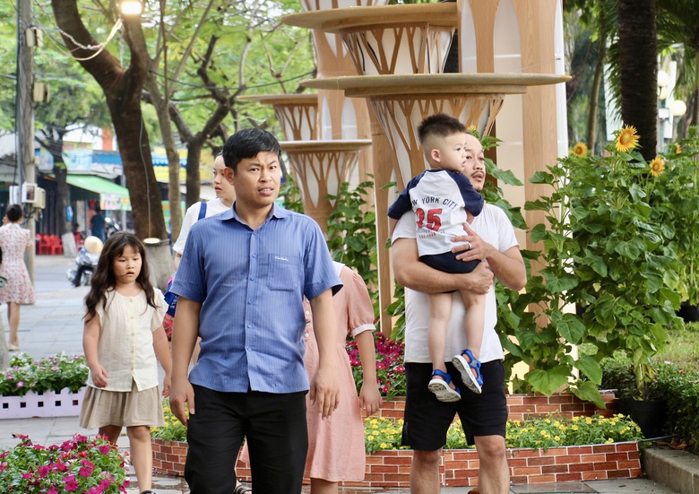 Đường hoa ven s&ocirc;ng Đồng Nai rực rỡ sắc Xu&acirc;n, điểm check-in Tết- Ảnh 11.