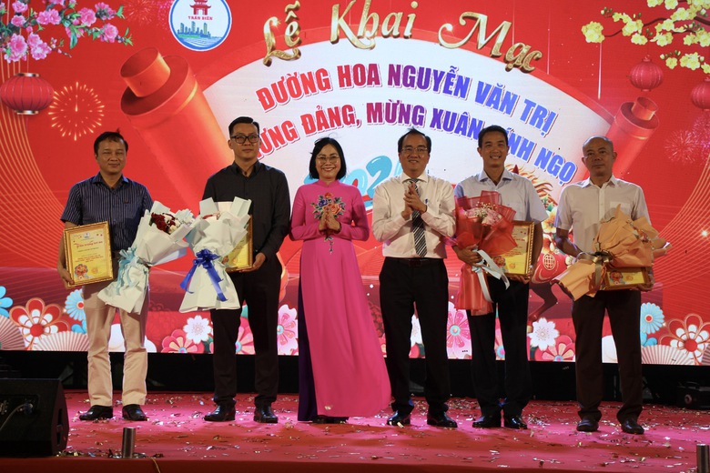 Đường hoa ven s&ocirc;ng Đồng Nai rực rỡ sắc Xu&acirc;n, điểm check-in Tết- Ảnh 8.