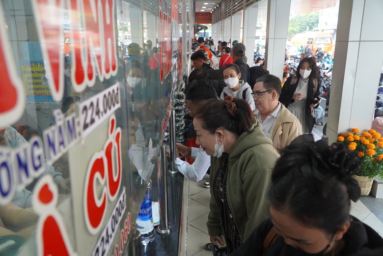 TP.HCM: V&eacute; t&agrave;u xe, m&aacute;y bay dịp 30/4 d&ugrave; tăng nhưng nhiều chặng sớm k&iacute;n chỗ- Ảnh 1.