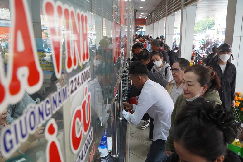 Kh&aacute;ch đi metro, xe bu&yacute;t TP.HCM tăng mạnh khi gi&aacute; xăng leo thang- Ảnh 4.