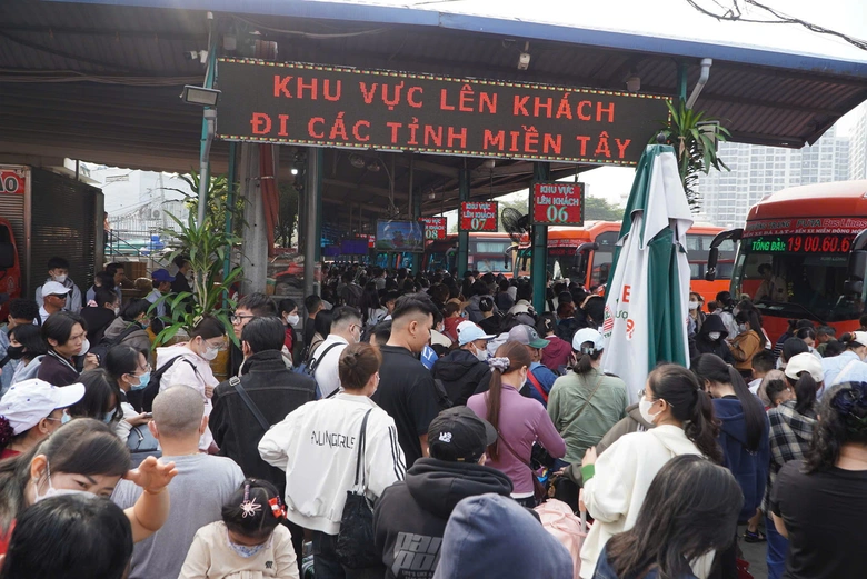 TP.HCM: V&eacute; t&agrave;u xe, m&aacute;y bay dịp 30/4 d&ugrave; tăng nhưng nhiều chặng sớm k&iacute;n chỗ- Ảnh 2.