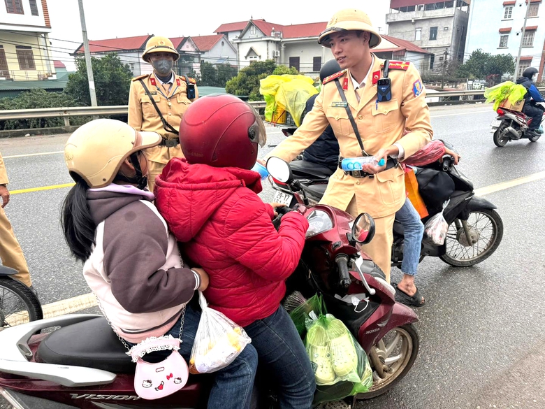 CSGT Ph&uacute; Thọ &ldquo;trực chiến&rdquo; tại cửa ng&otilde;, tiếp sức người d&acirc;n về qu&ecirc; đ&oacute;n Tết- Ảnh 2.