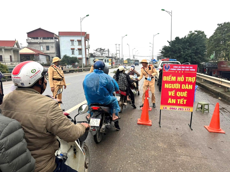CSGT Ph&uacute; Thọ &ldquo;trực chiến&rdquo; tại cửa ng&otilde;, tiếp sức người d&acirc;n về qu&ecirc; đ&oacute;n Tết- Ảnh 1.