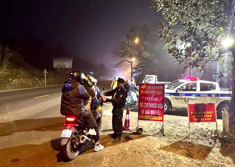 CSGT Ph&uacute; Thọ &ldquo;trực chiến&rdquo; tại cửa ng&otilde;, tiếp sức người d&acirc;n về qu&ecirc; đ&oacute;n Tết- Ảnh 3.