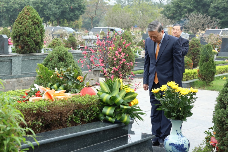 Lãnh đạo Đảng, Nhà nước vào Lăng viếng Chủ tịch Hồ Chí Minh nhân dịp Tết Bính Ngọ- Ảnh 6. Lãnh đạo Đảng, Nhà nước vào Lăng viếng Chủ tịch Hồ Chí Minh nhân dịp Tết Bính Ngọ- Ảnh 6.