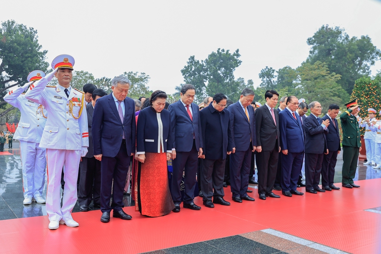 Lãnh đạo Đảng, Nhà nước vào Lăng viếng Chủ tịch Hồ Chí Minh nhân dịp Tết Bính Ngọ- Ảnh 2. Lãnh đạo Đảng, Nhà nước vào Lăng viếng Chủ tịch Hồ Chí Minh nhân dịp Tết Bính Ngọ- Ảnh 2.