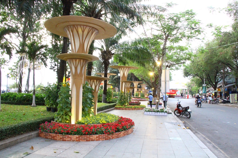 Đường hoa ven s&ocirc;ng Đồng Nai rực rỡ sắc Xu&acirc;n, điểm check-in Tết- Ảnh 14.