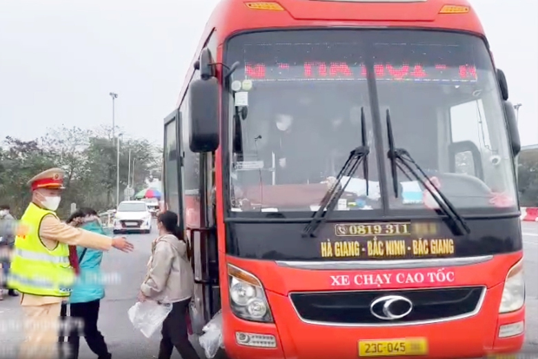 Nhồi nh&eacute;t 83 người l&ecirc;n &ocirc; t&ocirc; kh&aacute;ch 45 chỗ, t&agrave;i xế v&agrave; chủ xe bị phạt 207 triệu đồng- Ảnh 1.