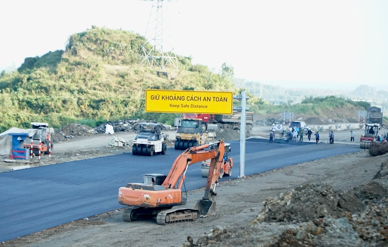 V&igrave; sao chưa th&ocirc;ng xe 36km cao tốc Ch&iacute; Thạnh - V&acirc;n Phong dịp tết Nguy&ecirc;n đ&aacute;n?- Ảnh 1.