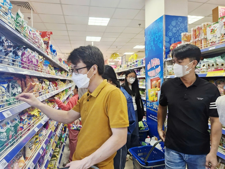 Si&ecirc;u thị ở TP.HCM đ&ocirc;ng người sắm Tết, chợ truyền thống trầm lắng ng&agrave;y 26 th&aacute;ng Chạp- Ảnh 4.