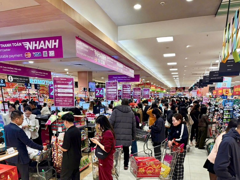 Si&ecirc;u thị ở TP.HCM đ&ocirc;ng người sắm Tết, chợ truyền thống trầm lắng ng&agrave;y 26 th&aacute;ng Chạp- Ảnh 1.