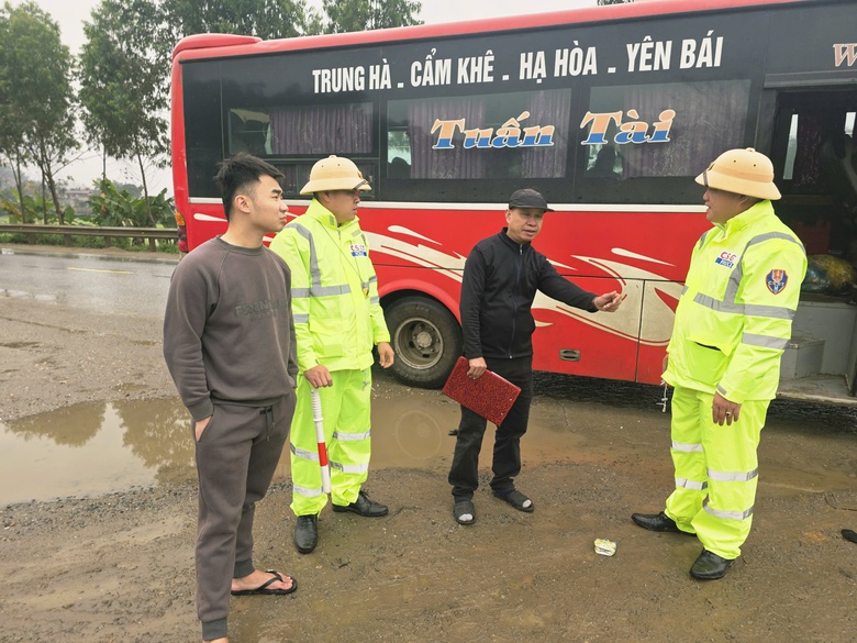 Cảnh s&aacute;t giao th&ocirc;ng L&agrave;o Cai đồng h&agrave;nh c&ugrave;ng người d&acirc;n về qu&ecirc; ăn Tết- Ảnh 6.