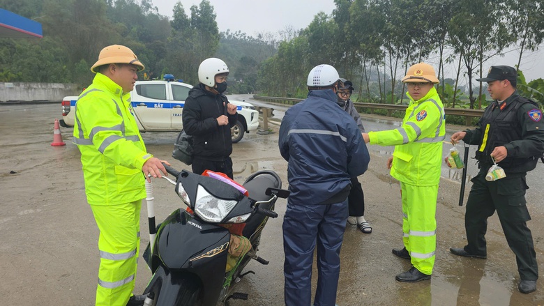 Cảnh s&aacute;t giao th&ocirc;ng L&agrave;o Cai đồng h&agrave;nh c&ugrave;ng người d&acirc;n về qu&ecirc; ăn Tết- Ảnh 7.