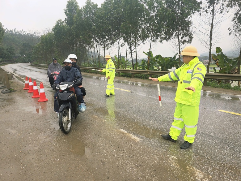 Cảnh s&aacute;t giao th&ocirc;ng L&agrave;o Cai đồng h&agrave;nh c&ugrave;ng người d&acirc;n về qu&ecirc; ăn Tết- Ảnh 9.