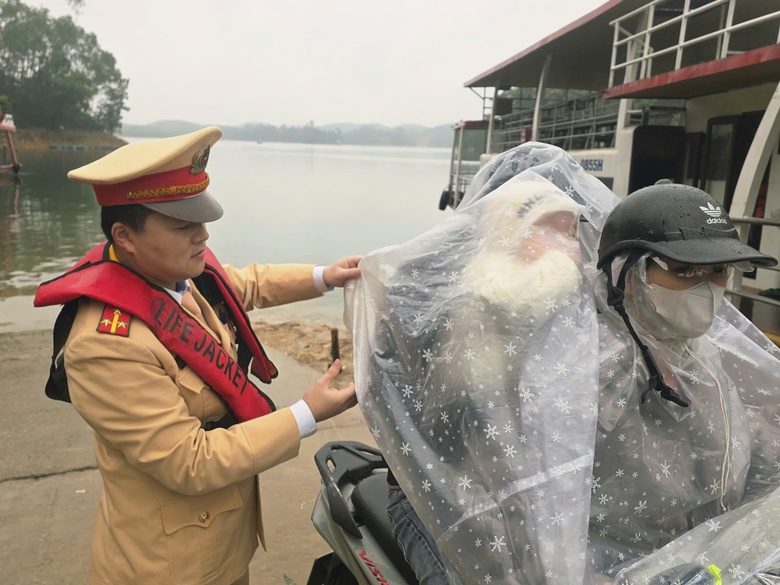 Cảnh s&aacute;t giao th&ocirc;ng L&agrave;o Cai đồng h&agrave;nh c&ugrave;ng người d&acirc;n về qu&ecirc; ăn Tết- Ảnh 2.