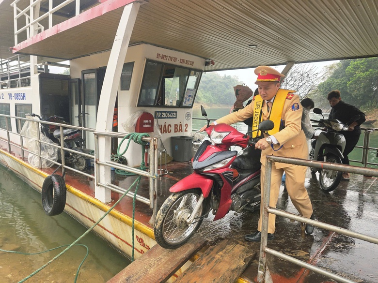 Cảnh s&aacute;t giao th&ocirc;ng L&agrave;o Cai đồng h&agrave;nh c&ugrave;ng người d&acirc;n về qu&ecirc; ăn Tết- Ảnh 3.