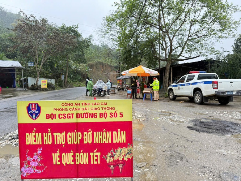 Cảnh s&aacute;t giao th&ocirc;ng L&agrave;o Cai đồng h&agrave;nh c&ugrave;ng người d&acirc;n về qu&ecirc; ăn Tết- Ảnh 10.