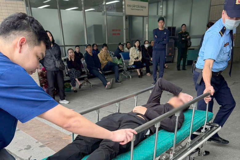 Hà Nội: CSGT mở đường đưa bệnh nhân viêm ruột thừa đi cấp cứu ngày 26 Tết- Ảnh 1. Hà Nội: CSGT mở đường đưa bệnh nhân viêm ruột thừa đi cấp cứu ngày 26 Tết- Ảnh 1.