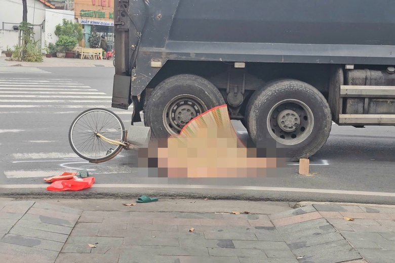 Xe vệ sinh m&ocirc;i trường va chạm xe đạp, cụ b&agrave; tử vong thương t&acirc;m- Ảnh 1.