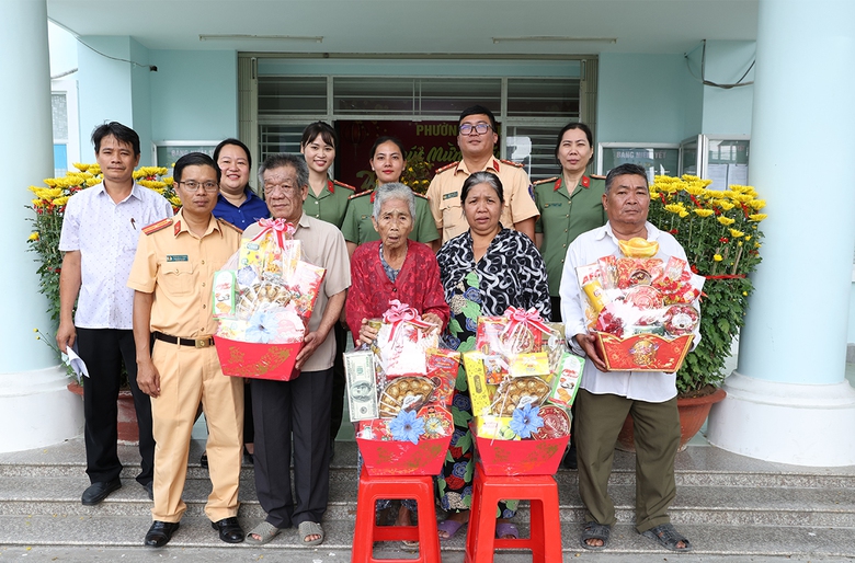 C&ocirc;ng an An Giang lập điểm hỗ trợ, đổ xăng v&agrave; v&aacute; xe miễn ph&iacute; cho b&agrave; con về qu&ecirc;- Ảnh 5.