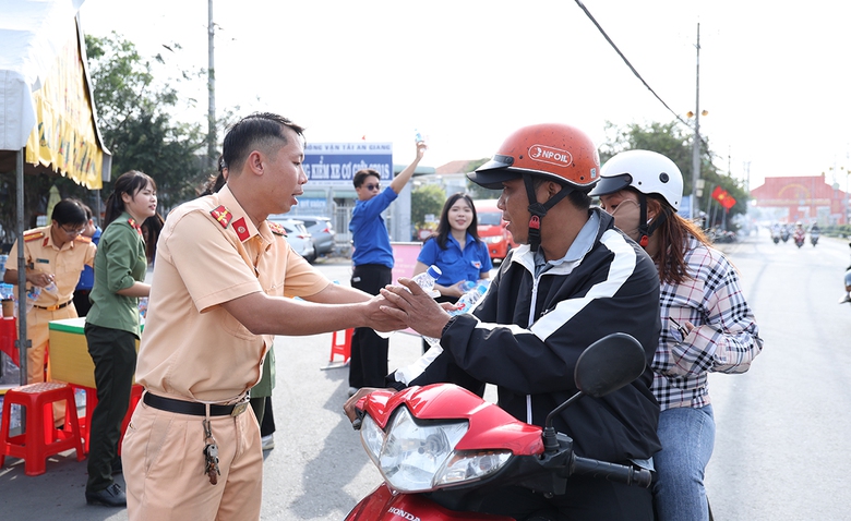 C&ocirc;ng an An Giang lập điểm hỗ trợ, đổ xăng v&agrave; v&aacute; xe miễn ph&iacute; cho b&agrave; con về qu&ecirc;- Ảnh 2.