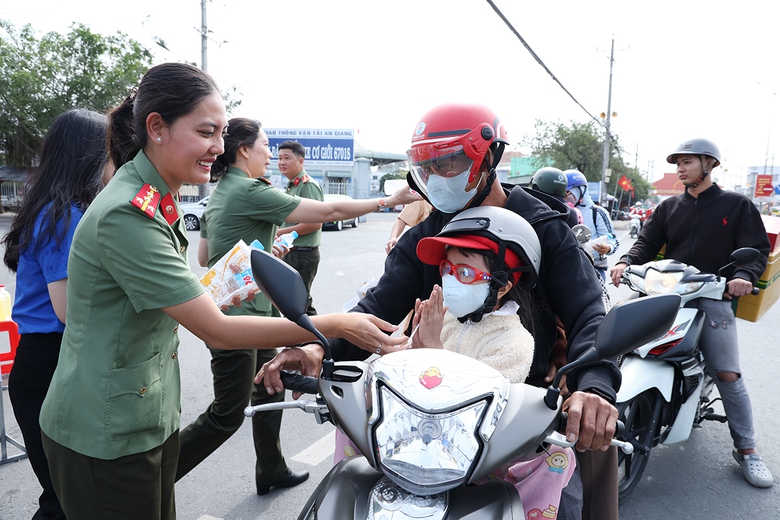 C&ocirc;ng an An Giang lập điểm hỗ trợ, đổ xăng v&agrave; v&aacute; xe miễn ph&iacute; cho b&agrave; con về qu&ecirc;- Ảnh 3.