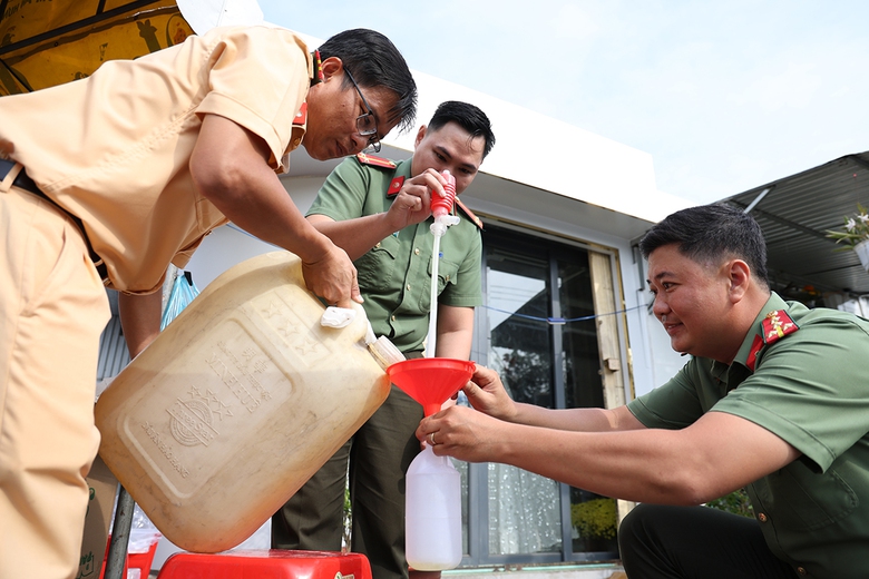 C&ocirc;ng an An Giang lập điểm hỗ trợ, đổ xăng v&agrave; v&aacute; xe miễn ph&iacute; cho b&agrave; con về qu&ecirc;- Ảnh 4.