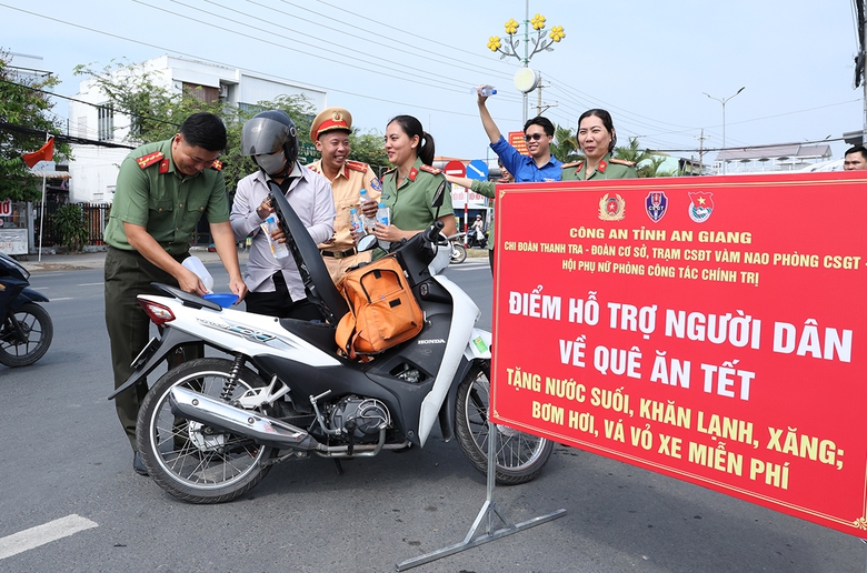 C&ocirc;ng an An Giang lập điểm hỗ trợ, đổ xăng v&agrave; v&aacute; xe miễn ph&iacute; cho b&agrave; con về qu&ecirc;- Ảnh 1.