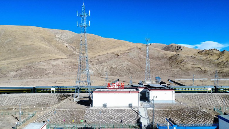 Nh&agrave; ga đường sắt cao nhất Trung Quốc đ&oacute;n đợt cao điểm đi lại Tết Nguy&ecirc;n đ&aacute;n đầu ti&ecirc;n- Ảnh 1.