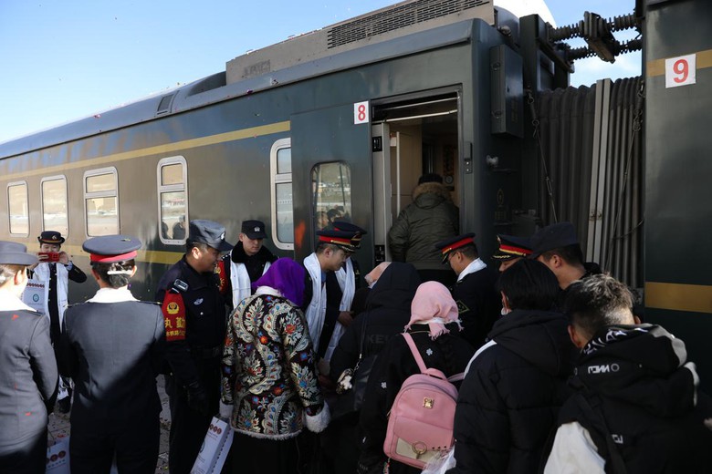 Nh&agrave; ga đường sắt cao nhất Trung Quốc đ&oacute;n đợt cao điểm đi lại Tết Nguy&ecirc;n đ&aacute;n đầu ti&ecirc;n- Ảnh 3.