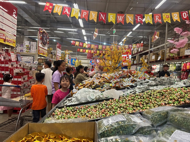 Đồng Nai: Si&ecirc;u thị qu&aacute; tải, chợ đ&ocirc;ng k&iacute;n, qu&agrave; Valentine h&uacute;t kh&aacute;ch- Ảnh 5.