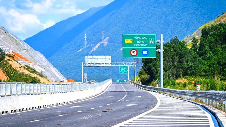 Khẩn trương khắc phục hư hỏng thuộc tr&aacute;ch nhiệm bảo h&agrave;nh tr&ecirc;n cao tốc B&ugrave;ng - Vạn Ninh- Ảnh 1.