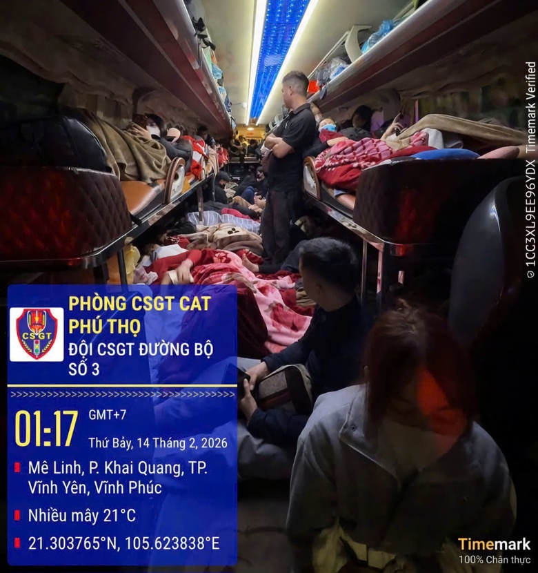 Phú Thọ: Phát hiện, xử lý nghiêm nhiều xe khách chở quá số người dịp Tết- Ảnh 2. Phú Thọ: Phát hiện, xử lý nghiêm nhiều xe khách chở quá số người dịp Tết- Ảnh 2.