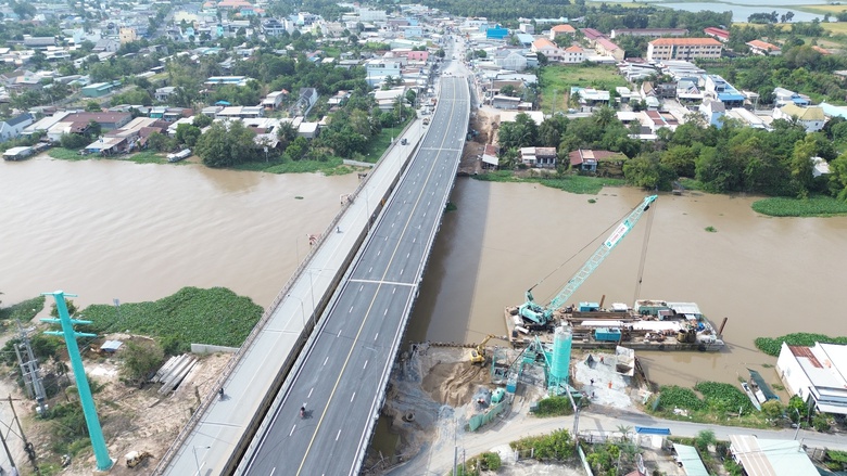 Ho&agrave;n th&agrave;nh th&aacute;o dỡ cầu Mộc H&oacute;a cũ, khơi th&ocirc;ng giao th&ocirc;ng thủy tr&ecirc;n QL62- Ảnh 2.