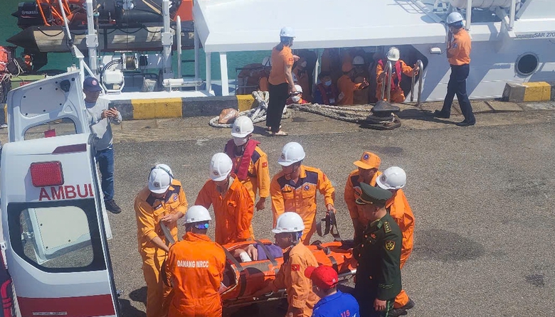Cấp cứu trên biển giữa đêm 27 Tết: Hành khách tàu du lịch quốc tế thoát nguy kịch- Ảnh 2. Cấp cứu trên biển giữa đêm 27 Tết: Hành khách tàu du lịch quốc tế thoát nguy kịch- Ảnh 2.