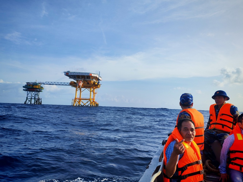 Giữa biển trời m&ecirc;nh mang, những người l&iacute;nh trẻ đ&oacute;n một m&ugrave;a xu&acirc;n kh&aacute;c- Ảnh 1.