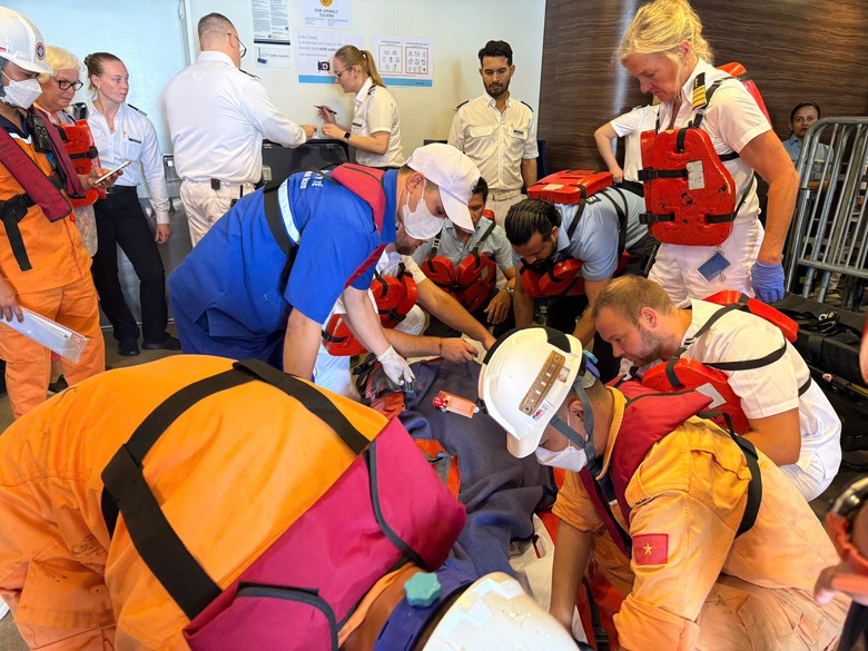 Cấp cứu trên biển giữa đêm 27 Tết: Hành khách tàu du lịch quốc tế thoát nguy kịch- Ảnh 1. Cấp cứu trên biển giữa đêm 27 Tết: Hành khách tàu du lịch quốc tế thoát nguy kịch- Ảnh 1.